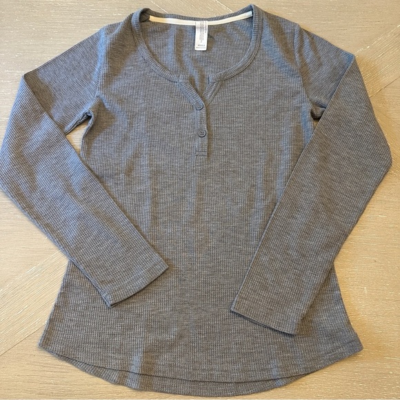 Gray Fitted Long Sleeve Henley Waffle Knit Buttoned Top - Picture 1 of 5
